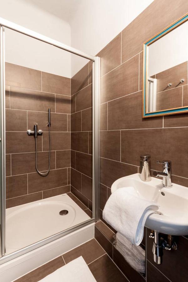 Europe Heart Apartment For 9 Budapest Esterno foto